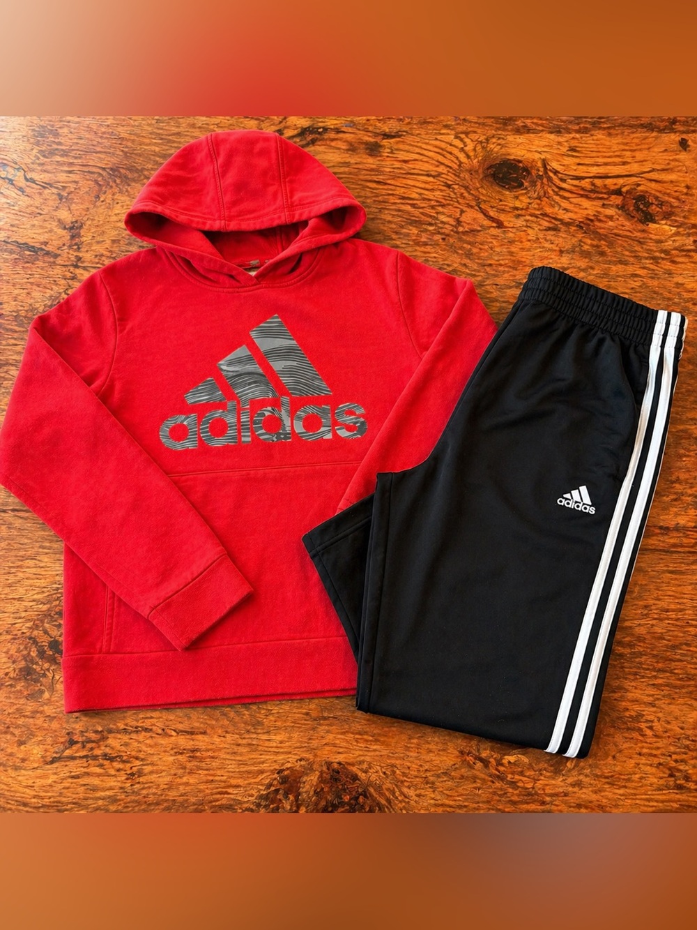 Adidas Hoodie & Track Pants Set Size 14-16
Sporty Adidas set 🔥